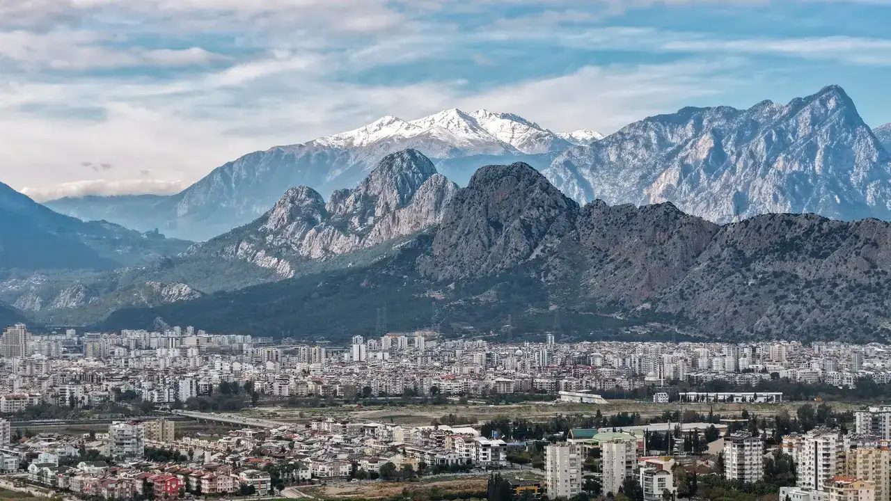 Antalya’da Karlı Dağ Manzarasında Sahil Keyfi 6
